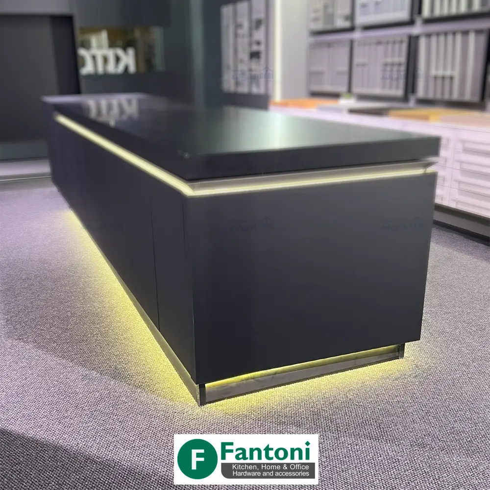 نمونه اجرا پروفیل پاخور مورب خطی با رنگ مشکی مات و قابلیت نورپردازی فانتونی L620