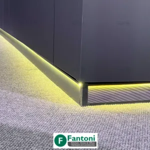 نمونه اجرا پروفیل پاخور مورب خطی با رنگ مشکی مات و قابلیت نورپردازی فانتونی L620