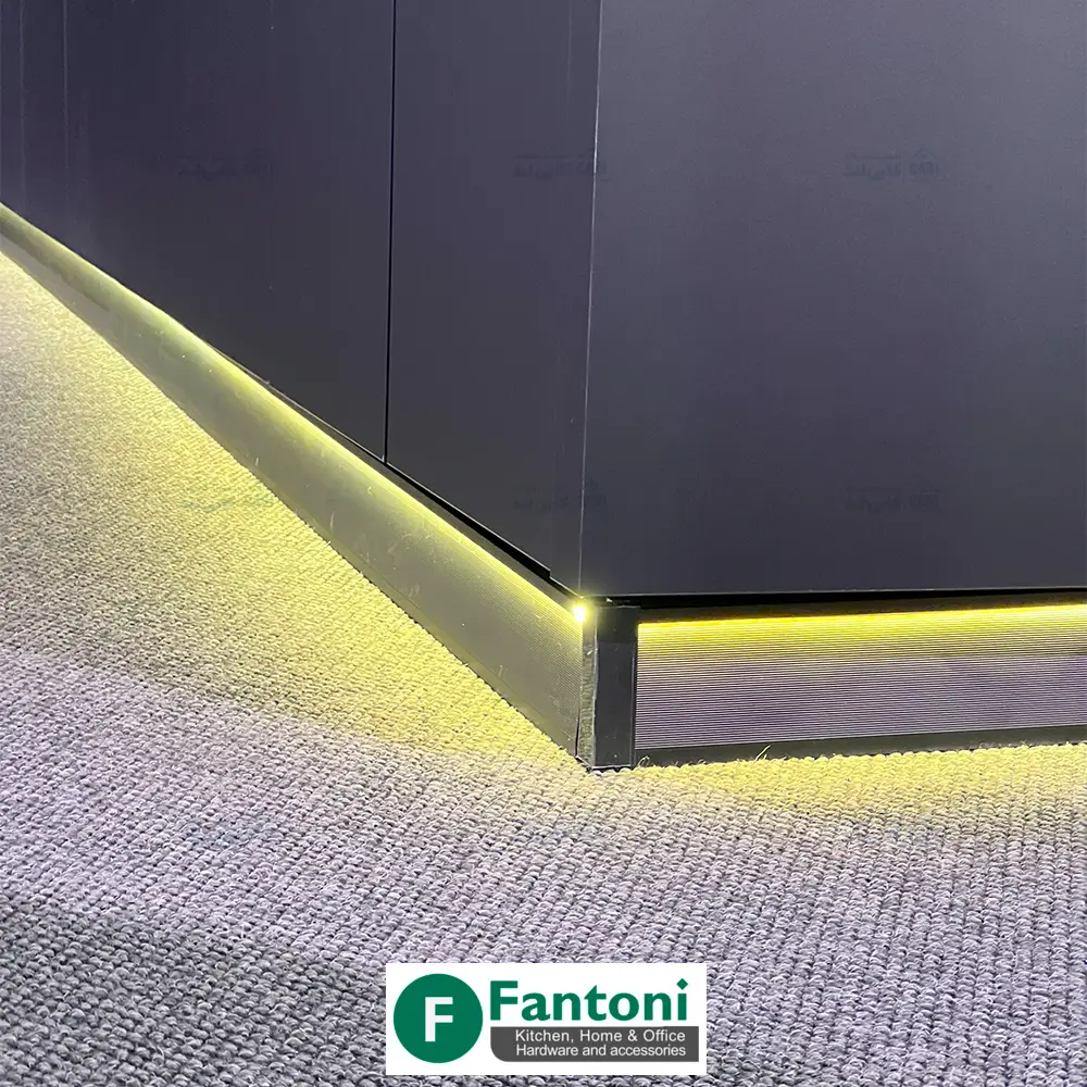 نمونه اجرا پروفیل پاخور مورب خطی با رنگ مشکی مات و قابلیت نورپردازی فانتونی L620