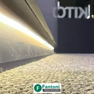 نمونه اجرا پروفیل پاخور مورب خطی با رنگ مشکی مات و قابلیت نورپردازی فانتونی L620