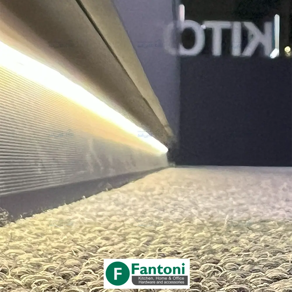 نمونه اجرا پروفیل پاخور مورب خطی با رنگ مشکی مات و قابلیت نورپردازی فانتونی L620